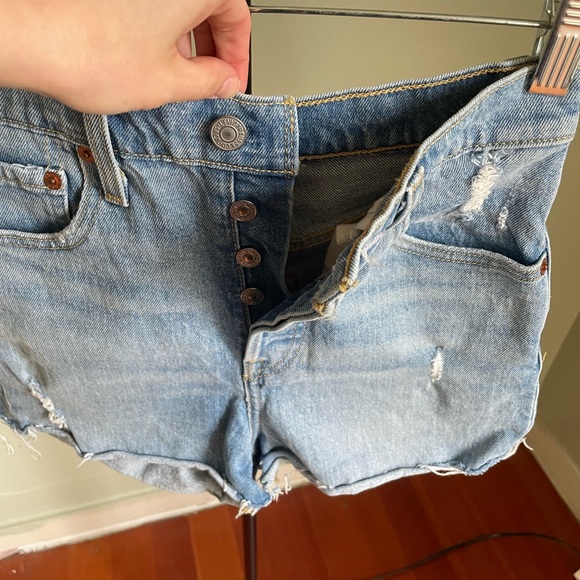 Levi’s Ribcage Shorts - Picture 2 of 4